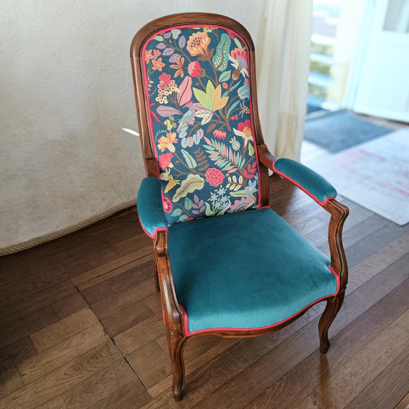 Le fauteuil Voltaire est recouvert d'un tissu d'ameublement haut de gamme, à Carquefou