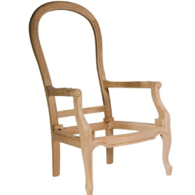 Le fauteuil Voltaire est confortable. Ici la carcasse en bois brut attend son rembourrage, à Basse Goulaine