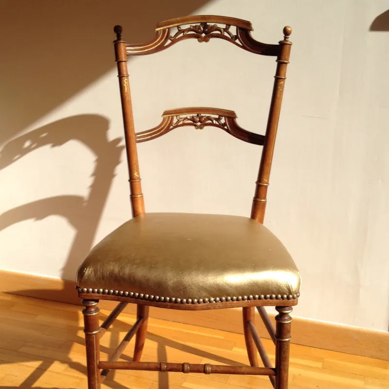 L'atelier du bout du bourg peut recouvrir des chaises vintage avec un cuir doré qui amène éclat et confort