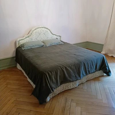 tete de lit et cache sommier transforment votre chambre en un lieu accueillant, convivial, à Nantes