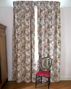 Les double rideaux dans une chambre permettent d'avoir de l'obscurité, de protéger des regards et amènent du confort visuel et phonique, à Nantes